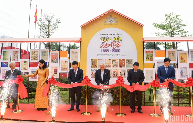 Các đại biểu cắt băng khai mạc trưng bày "Xuân xưa trên báo Tết". (Ảnh: Thành Đạt)