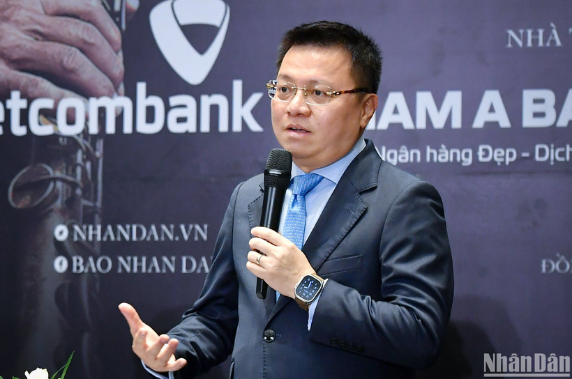 Đồng chí Lê Quốc Minh, Tổng Biên tập Báo Nhân Dân, Phó Trưởng Ban Tuyên giáo Trung ương, Chủ tịch Hội Nhà báo Việt Nam cùng Kenny G tại buổi họp báo 