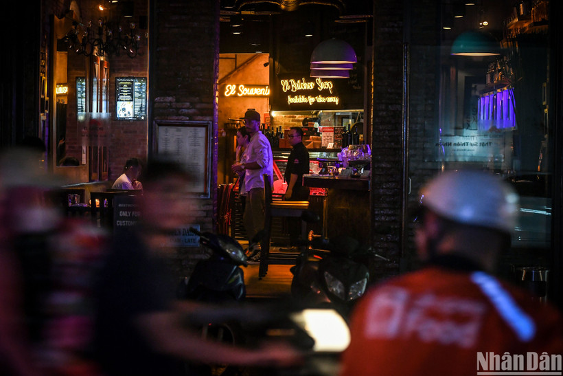 Một cửa hàng hưởng ứng Giờ Trái đất 2023 bằng cách giảm bớt các thiết bị điện không cần thiết. (Ảnh: Thành Đạt)
