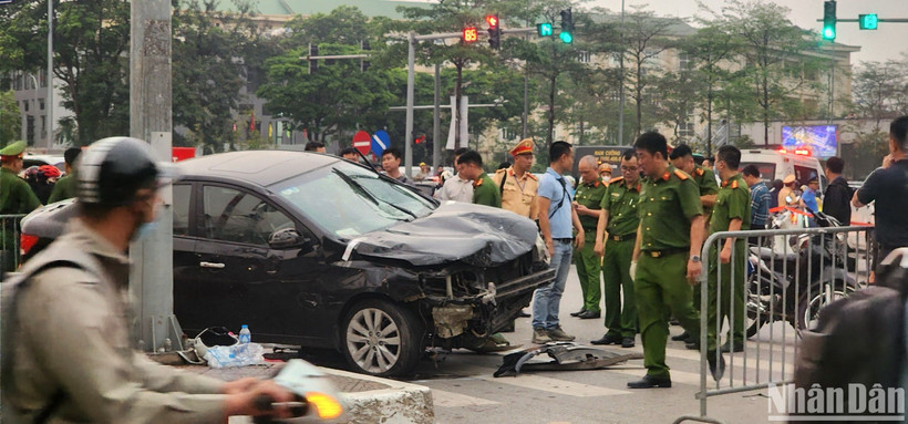 Cơ quan chức năng tiến hành khám nghiệm hiện trường. (Ảnh: Sơn Bách)