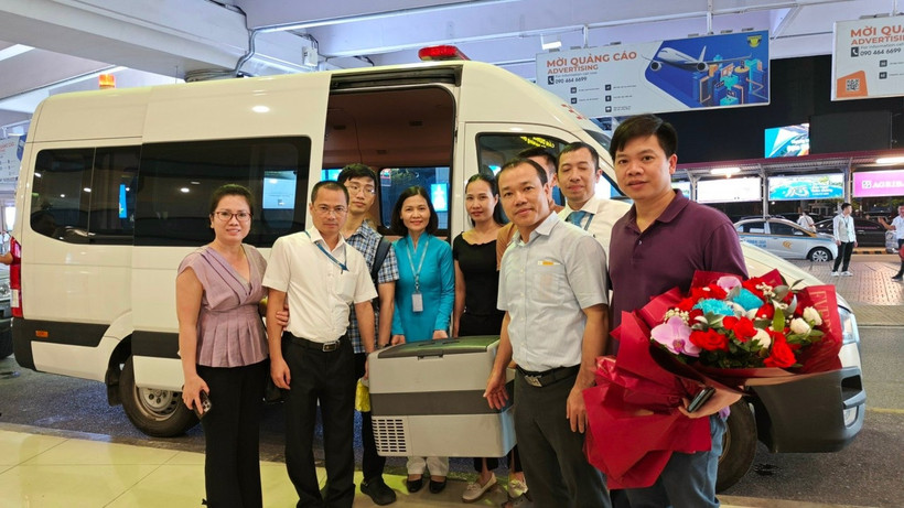 Lá gan được vận chuyển thành công đến sân bay Nội Bài. Ảnh VNA.