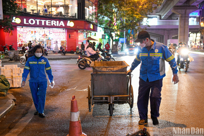 Chuyện những người đón giao thừa ngoài đường bên cây chổi, thùng rác