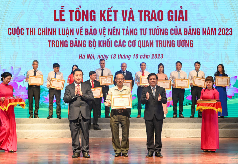 Trưởng Ban Tuyên giáo Trung ương Nguyễn Trọng Nghĩa và Bí thư Đảng ủy khối các cơ quan Trung ương Nguyễn Văn Thể trao bằng khen cho Đảng bộ Báo Nhân Dân. (Ảnh: Duy Linh)