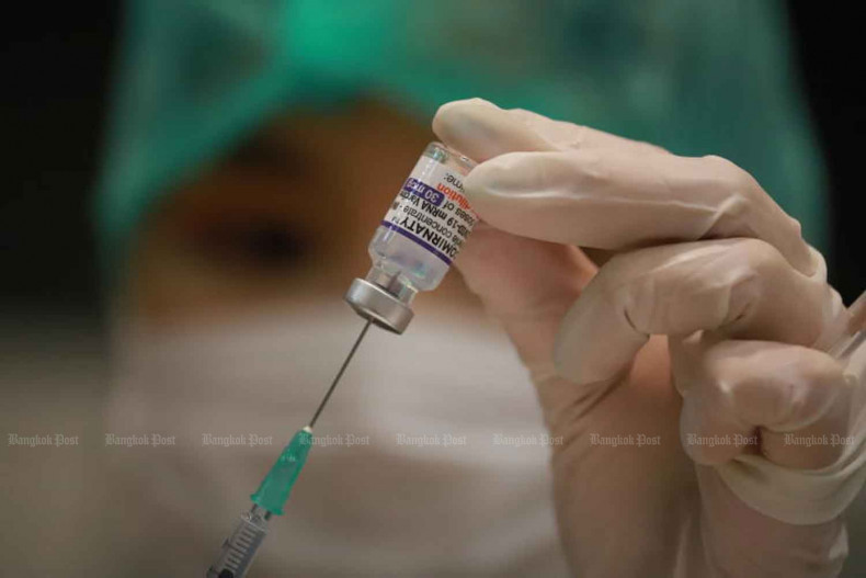 Chính phủ Thái Lan kêu gọi các nhà điều hành du lịch tăng cường mũi tiêm nhắc lại cho nhân viên trong bối cảnh Trung Quốc mở cửa trở lại từ ngày 8/1 tới đây. (Nguồn: Bangkok Post)