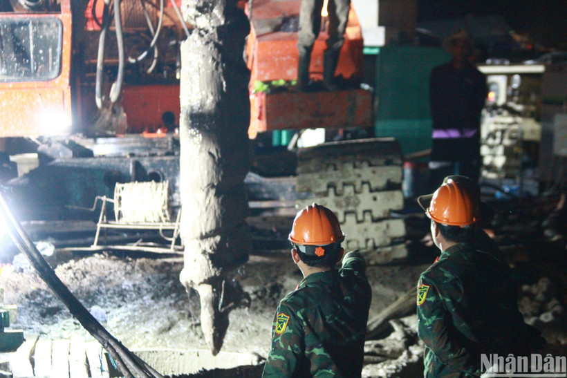 Lực lượng cứu hộ luôn túc trực ngày đêm để nhổ trụ bê-tông lên.