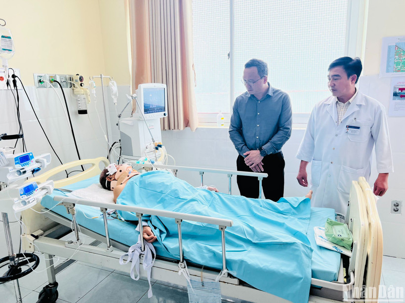 Ông Khuất Việt Hùng, Phó Chủ tịch chuyên trách Ủy ban An toàn giao thông quốc gia thăm hỏi các nạn nhân vụ tai nạn. (Ảnh: Ủy ban An toàn giao thông quốc gia)