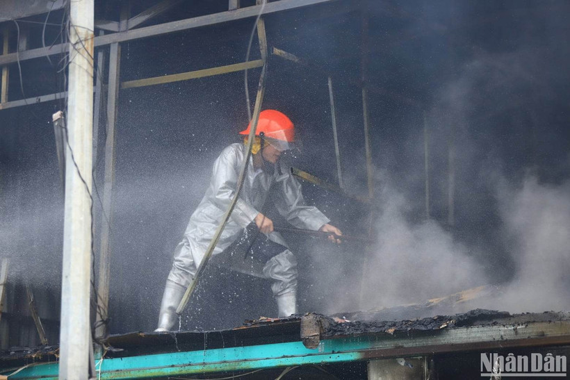 Cảnh sát nỗ lực dập lửa tại hiện trường.