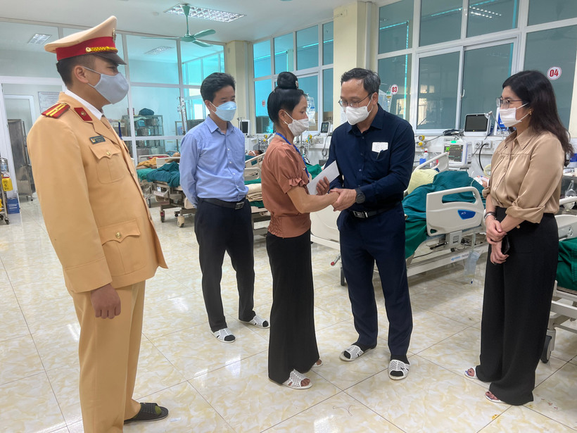 Ông Khuất Việt Hùng, Phó Chủ tịch chuyên trách Ủy ban An toàn giao thông Quốc gia đã tới thăm hỏi, động viên và trao hỗ trợ cho các nạn nhân trong vụ việc.