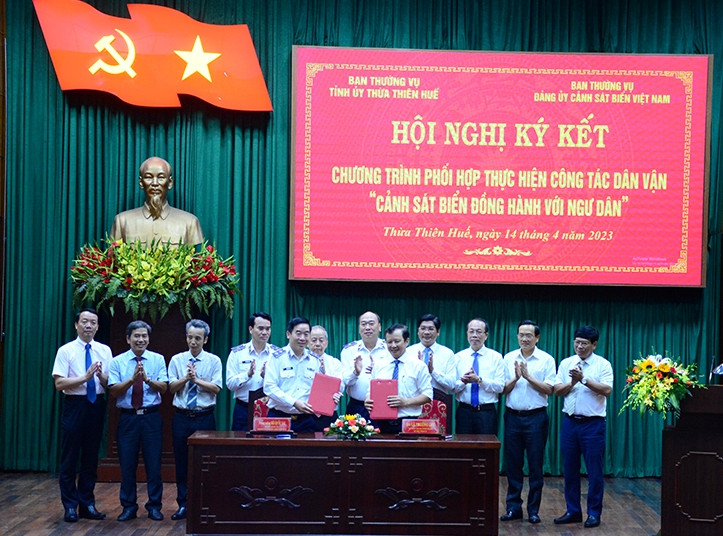 Thừa Thiên Huế và Cảnh sát biển Việt Nam cùng nhau ký kết Chương trình phối hợp thực hiện công tác dân vận "Cảnh sát biển đồng hành với ngư dân”.