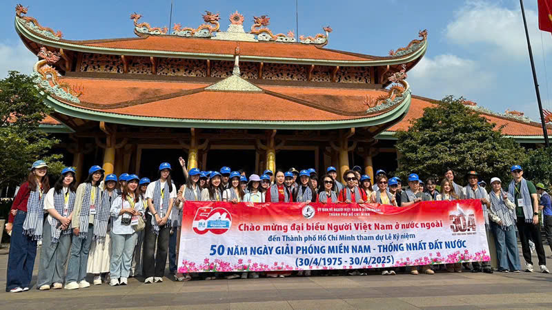 Đoàn kiều bào Thái Lan về dự kỷ niệm 50 năm Ngày Giải phóng miền nam, thống nhất đất nước.