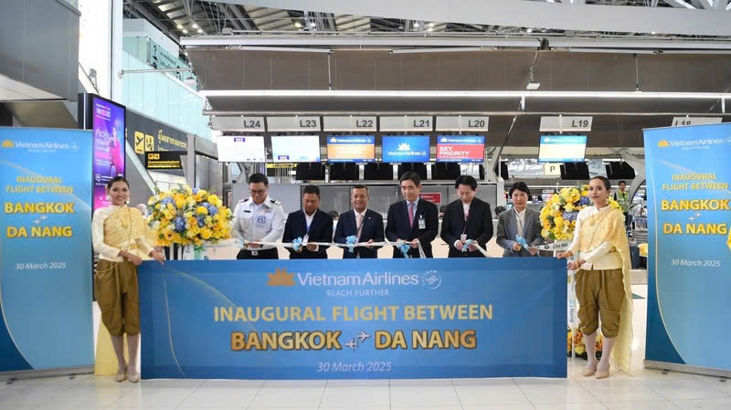 Lễ cắt băng khai trương đường bay thẳng Bangkok-Đà Nẵng.