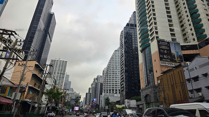 Nhà cao tầng tại Thái Lan không bị ảnh hưởng nặng do động đất ngày 28/3. (Ảnh: Xuân Sơn).