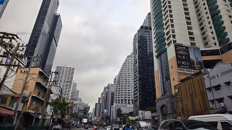 Nhà cao tầng tại Thái Lan không bị ảnh hưởng nặng do động đất ngày 28/3. (Ảnh: Xuân Sơn).