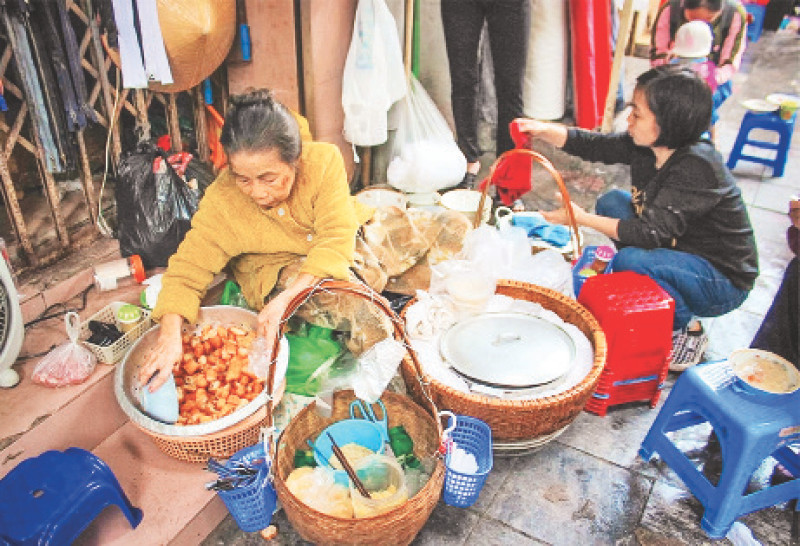 Món cháo sườn quẩy nóng trong ngày đông - món quà ưa thích của nhiều thực khách. (Ảnh DƯƠNG ANH)