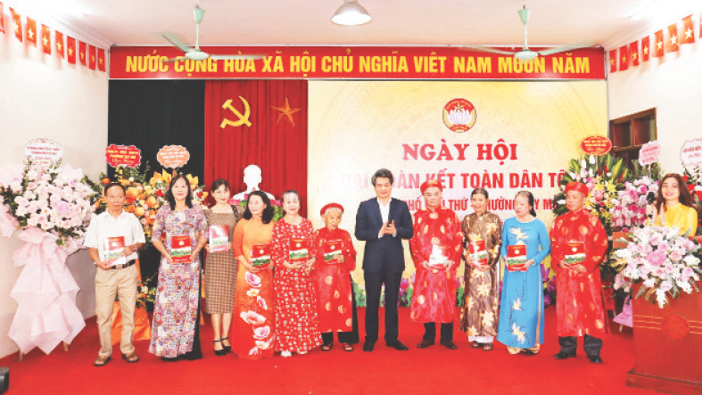 Tôn vinh các gia đình có nhiều đóng góp trong phong trào thi đua yêu nước tại Ngày hội Đại đoàn kết toàn dân tộc trên địa bàn quận Nam Từ Liêm.