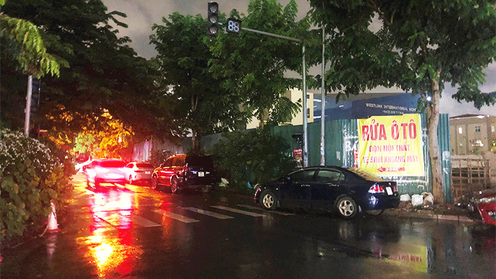 Một con phố nhỏ giao đường Xuân Tảo, phường Xuân Tảo, quận Bắc Từ Liêm, Hà Nội không có đèn đường lẫn đèn giao thông.