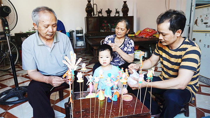 Nghề nặn tò he ở thôn Xuân La, xã Phượng Dực (Phú Xuyên, Hà Nội) đang mai một dần do người theo nghề khó bảo đảm cuộc sống.