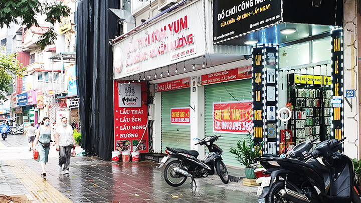 Nhiều nhà mặt phố treo biển cho thuê. Ảnh: NGUYỆT ANH