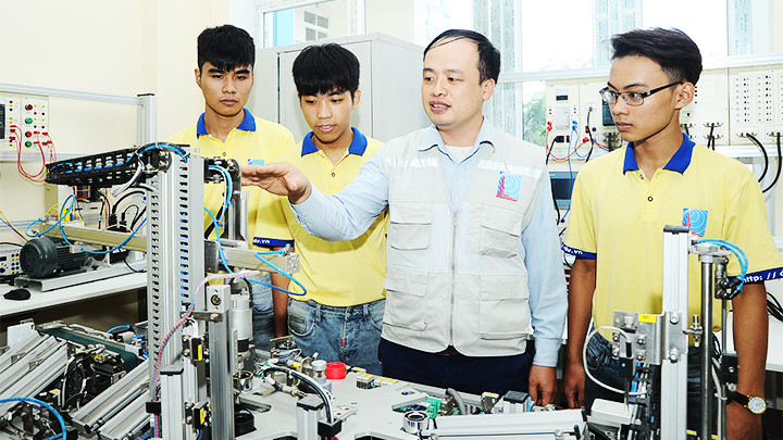 Tiết học nghề tại Trường cao đẳng Điện tử - Điện lạnh Hà Nội. Ảnh: HẢI NAM