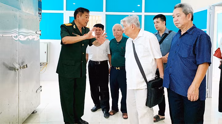 Tổng Giám đốc VASTCOM Nguyễn Văn Hùng giới thiệu với khách tham quan các thiết bị chế biến tảo xoắn.