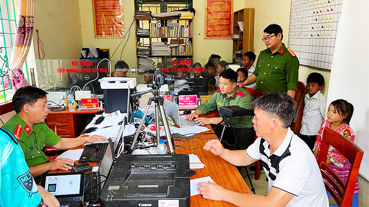 Công an xã Bản Mù tổ chức làm căn cước cho công dân trong xã.