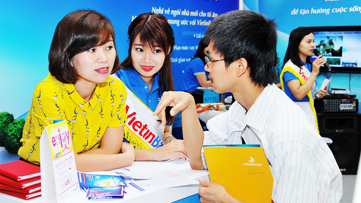 Người lao động tìm hiểu nguồn vốn vay ưu đãi mua nhà ở xã hội. Ảnh: HẢI NAM