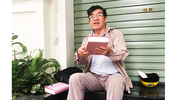 Nhà thơ Quang Hoài mang thơ đến tặng bạn viết.