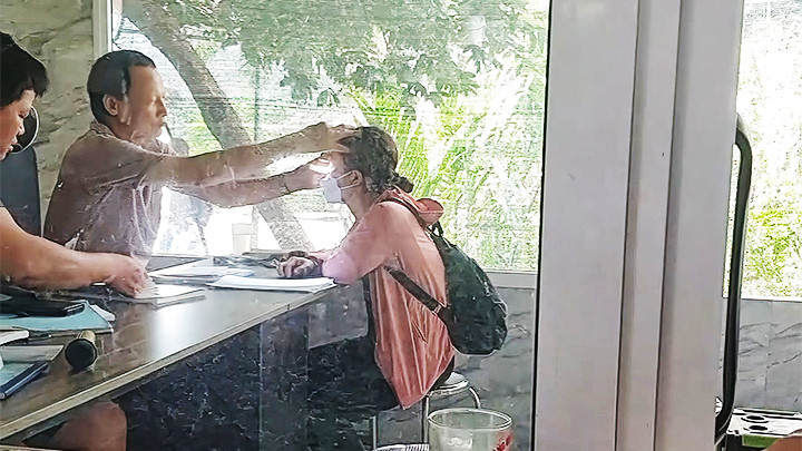 Thầy lang đang khám cho bệnh nhân.
