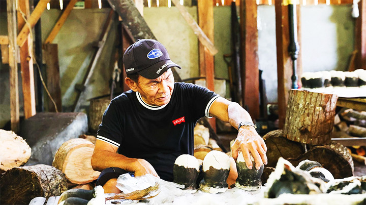 Ông Nestor Manongas giữ nghề làm muối nung. Ảnh: EPA