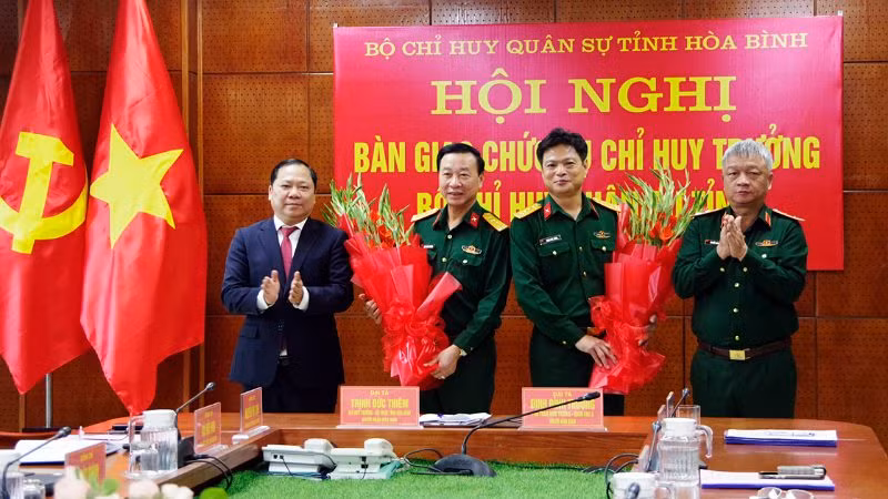 Trung tướng Nguyễn Quang Ngọc, Tư lệnh Quân khu 3 (phải) và đồng chí Nguyễn Phi Long, Bí thư Tỉnh ủy Hòa Bình (trái) tỉnh tặng hoa chúc mừng các đồng chí Đinh Đình Trường (thứ 2 từ trái sang) và Trịnh Đức Thiêm (thứ 2 từ phải sang) nhận nhiệm vụ mới.