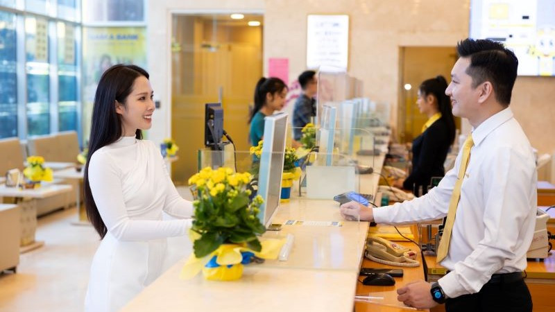 Khách hàng giao dịch tại Nam A Bank.