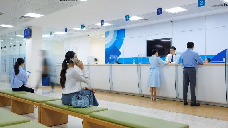 Khách hàng giao dịch tại ACB.