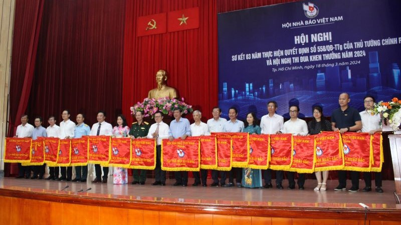 Các đơn vị nhận Cờ thi đua của Hội Nhà báo Việt Nam.