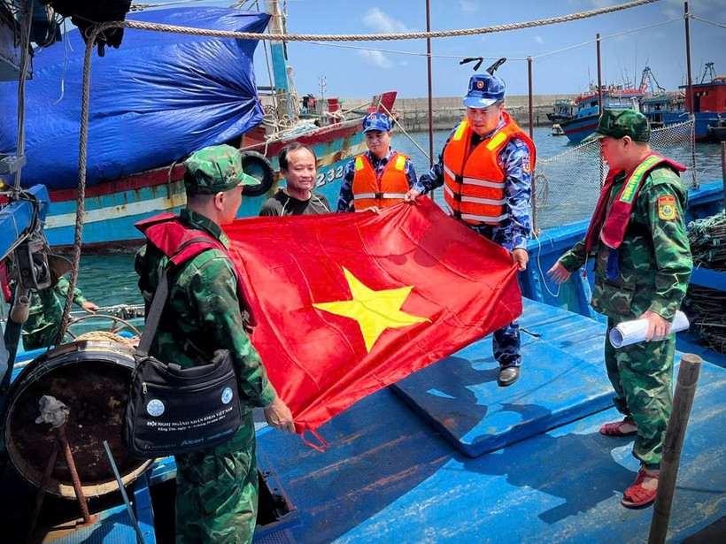 Tặng cờ Tổ quốc cho ngư dân.