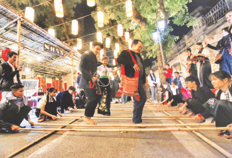 Chợ Xuân Tây Bắc trong lòng phố cổ 