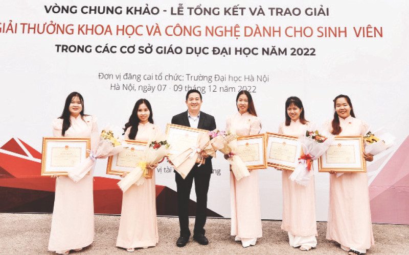 Sản phẩm cơm ăn liền của nhóm sinh viên Trường đại học Công nghiệp Thực phẩm Thành phố Hồ Chí Minh được trao Giải thưởng Khoa học và Công nghệ dành cho sinh viên năm 2022. (Ảnh Nhà trường cung cấp)