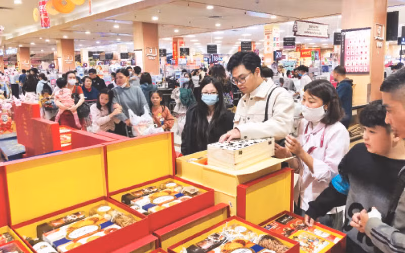 Người dân Hà Nội mua sắm hàng hóa tại siêu thị Aeon Long Biên.