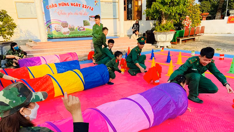 Các cháu trường mầm non Quỳnh Thuận và Quỳnh Thọ, huyện Quỳnh Lưu tham quan và trải nghiệm một số hoạt động của Đồn Biên phòng Quỳnh Thuận và tham gia trò chơi.