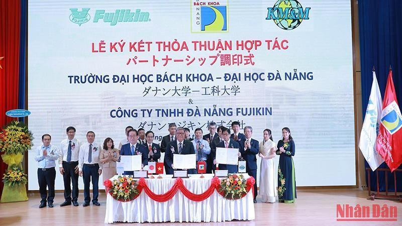 Lễ ký kết thỏa thuận hợp tác chi tiết MOA với Công Ty TNHH Đà Nẵng Fujikin (DNFC) chiều 12/9.