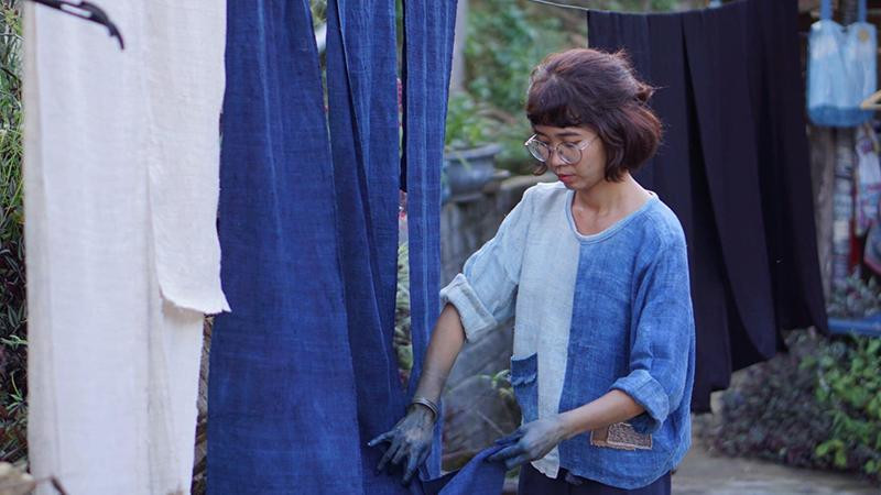 Phạm Vân bên các sản phẩm nhuộm chàm.