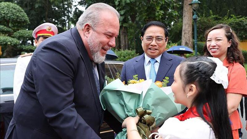 Thiếu nhi Thủ đô tặng hoa chào mừng Thủ tướng nước Cộng hòa Cuba Manuel Marrero Cruz. (Ảnh: Dương Giang-TTXVN)