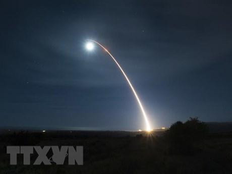 Một vụ thử tên lửa đạn đạo liên lục địa (ICBM) Minuteman III của Mỹ tại căn cứ không quân Vandenberg, bang California. (Ảnh: AFP/TTXVN)