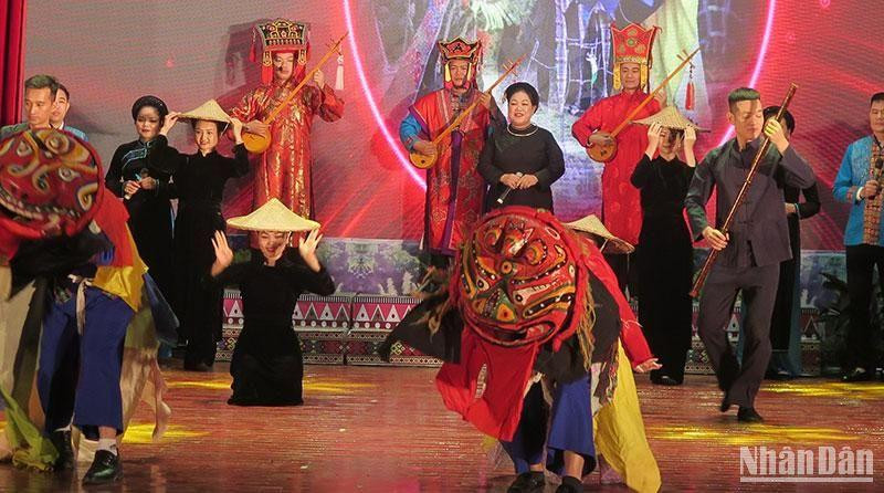 Các nghệ nhân tham gia trình diễn tiết mục múa sử tử của đồng bào Tày, Nùng.