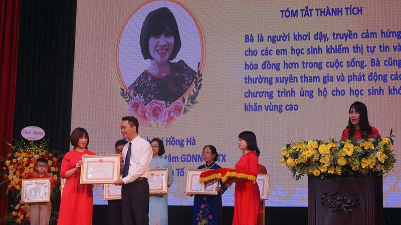 Quận Hoàn Kiếm biểu dương những tập thể, cá nhân có thành tích tiêu biểu trong phong trào thi đua Người tốt, việc tốt năm 2022.