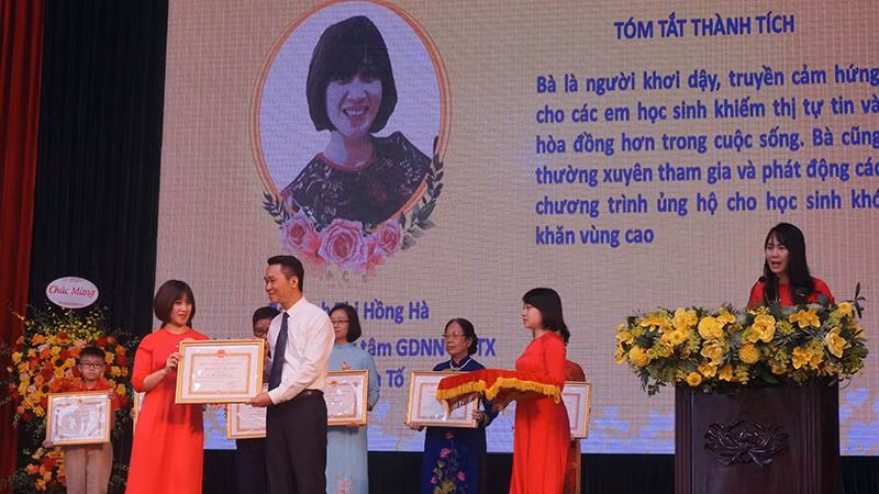 Quận Hoàn Kiếm biểu dương những tập thể, cá nhân có thành tích tiêu biểu trong phong trào thi đua Người tốt, việc tốt năm 2022.