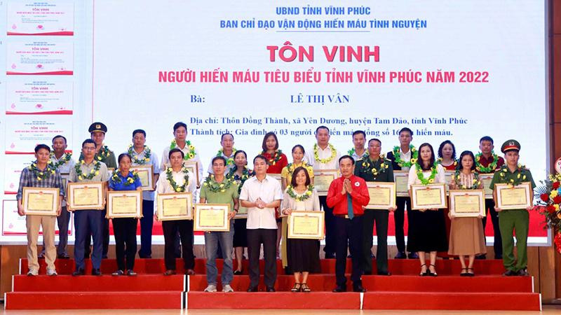 Lãnh đạo Hội Chữ thập đỏ tỉnh trao bằng khen cho các tập thể, cá nhân.