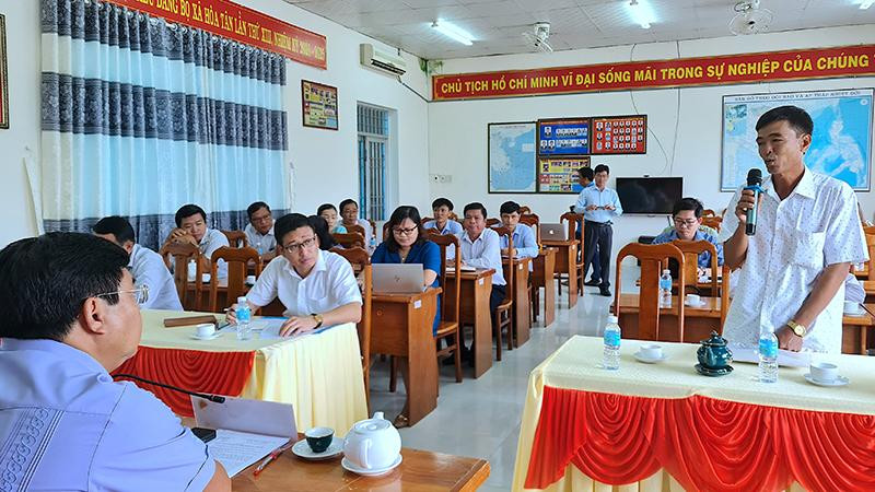 Hộ dân có tài sản bị chiếm giữ trái phép (đứng bên phải) trình bày bức xúc tại buổi tiếp công dân ở xã Hòa Tân.