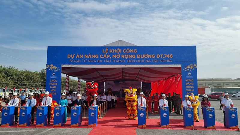 Các đại biểu thực hiện nghi thức khởi công.