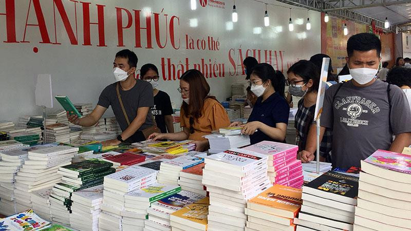 Đông đảo bạn đọc đến với Hội sách ngay sau Lễ khai mạc.