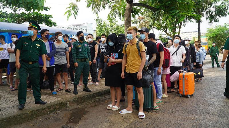 Các công dân Việt Nam được trao trả qua Cửa khẩu quốc tế Mộc Bài. (Ảnh: Thanh Tân/TTXVN)